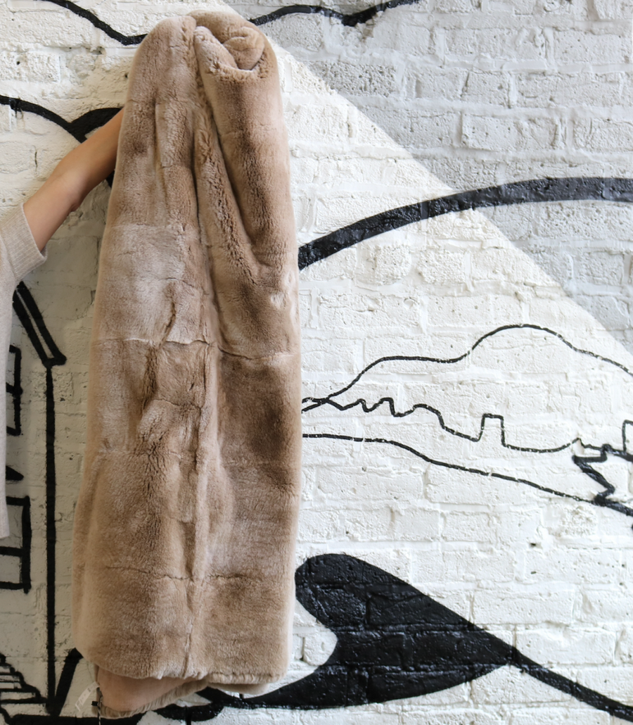 Rex Snow Top Rabbit/Crumpled Washed Linen Throw, Nude/Givre